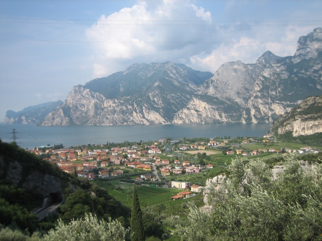 Torbole sul Garda mit Sarca-Fluß