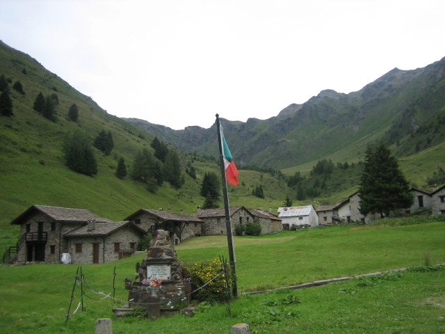 Ponte di Legno: Orsteil Case di Viso (1.753 m), kleine Steinhäuschen in einem abgelegenen Gebiet. Ponte di Legno: Orsteil Case di Viso (1.753 m), kleine Steinhäuschen in einem abgelegenen Gebiet.