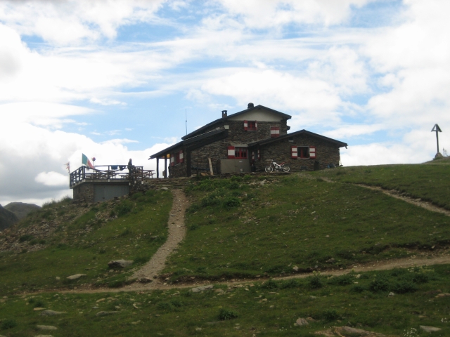 Rifugio A. Bozzi (2.478 m) Rifugio A. Bozzi (2.478 m)