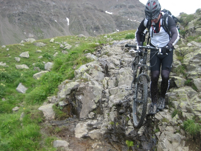 Downhill von der Forcellina di Montozzo: wo ein Wille ist ist auch ein Weg. Downhill von der Forcellina di Montozzo: wo ein Wille ist ist auch ein Weg.